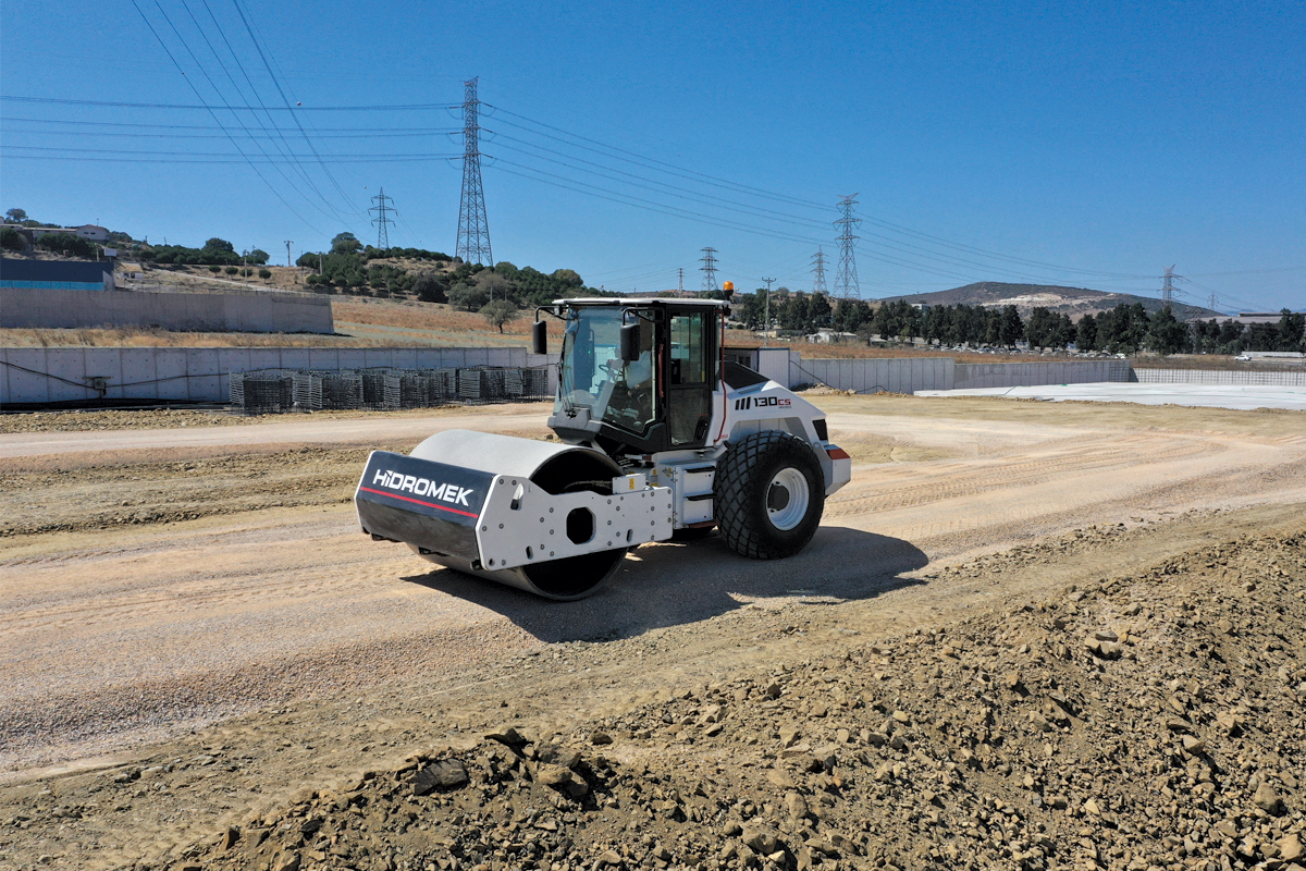 Hidromek HMK 130 CS – trois-quarts 1